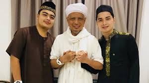 Benar, doi adalah benar benar keturunan tionghoa, nonmuslim yang kemudian mualaf alias memeluk islam. Alvin Faiz Ungkap Pesan Terakhir Ustaz Arifin Ilham Minta Kedua Putranya Jadi Imam Salat Jenazah Tribunstyle Com