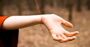 Esta es una creencia oriental que, poco a poco, se ha. El Hilo Rojo Atado A La Muneca Te Confesamos Todo Lo Que Debes Saber Del Amuleto Mas Potente El Club De Los Libros Perdidos