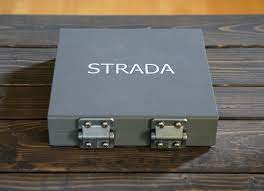 The strada easel features only one adjustable hand screw, uses two position control hinges to hold the box open at any angle, and has a simplified tripod attachment. Strada Easels Muddy Colors