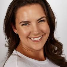 I'm happy to share that I've been promoted to Associate Director, Global  Marketing & Creative Operations Oribe Hair Care!