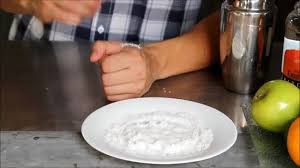 Due con la testa poggiata sul bancone, una per terra, l'altra che era scappata di corsa in bagno. Come Bere La Tequila 9 Passaggi Con Immagini