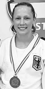 Cinderella schläft nicht, sondern feiert 100 Jahr