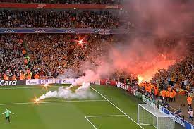 Both teams wanted to win this match at any cost and this led to a lot of rough play on the field. Galatasaray Fans Set The Emirates Stadium Pitch On Fire Sbnation Com