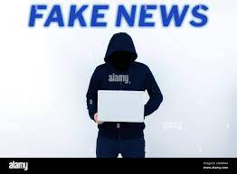 Konzeptionelle Darstellung Fake News. Internet-Konzept, das Menschen  Informationen vermittelt, die von den Medien nicht wahrgenommen werden  Stockfotografie - Alamy