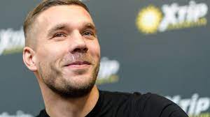 News von und mit lukas podolski. Lukas Podolski Susse Liebeserklarung An Seine Monika Zum 10 Hochzeitstag