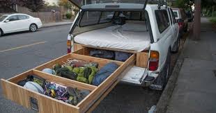 Ce Que Ce Gars La A Mis A L Arriere De Son Camion Releve Tout Simplement Du Genie Je Suis Trop Jaloux Lit Camion Camion De Camping Amenagement Camping Car