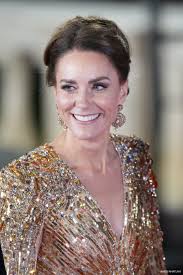 Golden girl Kate dazzles in unseen photo from James Bond premiere