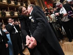 So will die italienische schauspielerin laut dem baumeister ausschließlich mit einem privatjet reisen, da sie linienflüge nicht gewohnt ist. Ornella Muti Als Perfekter Opernball Gast Tanzchen Und Kusschen Fur Lugner Opernball Vienna At