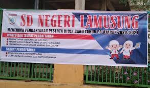 Pihak sekolah menjadi salah satu pihak yang rajin menggunakan pengumuman sebagai penyampai informasi. Sdn Lamusung Mulai Terima Murid Baru Suarantb