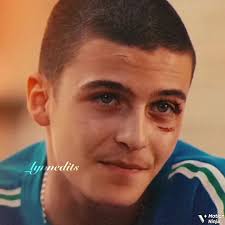 Scène de la cabine téléphonique amour ouf avec Mallory Wanecque, Malik  Frikah, Clotaire et Jackie