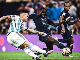 都是冲刺好手！田径名将吴艳妮为F1冲刺赛前三名颁奖_24直播网