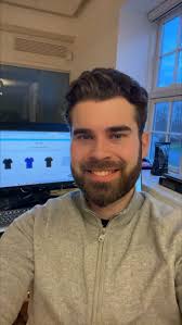 I re do ® er vi vildt glade for at introducere vores nye B2B-koncept 🚀  Vores idé har været at se på firmatøj på en ny og mere ansvarlig måde, hvor  vi