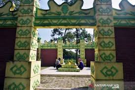 Menjaga irma dan yulita yang masih sekolah sd dan smp juga membuatnya bangga punya ponakan seperti aku. Makam Putri Kacang Mayang Di Riau Dikepung Ribuan Sawit Republika Online