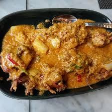 Place avocado slices on top of the sushi roll, then cover with plastic wrap and press on by rolling in the sushi mat again. Stir Fried Soft Shell Crab With Yellow Curry Asian Recipes Food Inspiration Fish Recipes