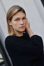 Anna Bullard's Instagram, Twitter & Facebook