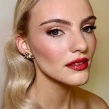 Latest mannequin I've just painted. I love these head and shoulders for  current looks and the swan necks for vintage styles. I am currently working 