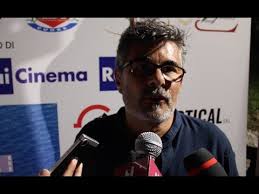 Torna alle dinamiche sentimentali che gli hanno dato tanto successo e torna alle complicazioni di coppia. Paolo Genovese Intervista Su Supereroi Alle Giornate Del Cinema Lucano Youtube