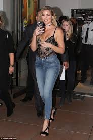 Khloe Kardashian Dons Lacy Bodysuit And Jeans As She Beefs Up Security Strakke Spijkerbroek Stijl Spijkerbroek