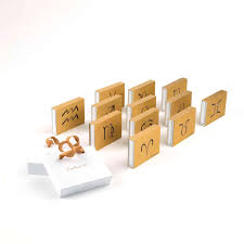 Scorpione governato dal pianeta plutone, è un segno dotato di forte energia, tale da sembrare a volte eccessiva. Segni Zodiacali E Tratti Della Personalita