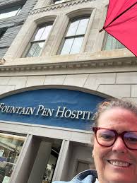 Went to visit Don Yang in the Academy, we chatted about pens and inks for a  while. Don's new Duke Confucius Fude arrived right then, and we admired it.  Then i went