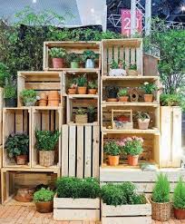 9 Bonnes Raisons D Utiliser La Caisse En Bois Pour Le Balcon La Terrasse Ou Le Jardin Mur Vegetal Exterieur Deco Terrasse Exterieure Jardiniere Interieur