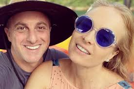 No vídeo de hoje vocês vão conferir as piores dublagens feitas por artistas famosos, como por exemplo o luciano huck dublando. Luciano Huck Faz Registro De Angelica Passando Roupa Fofocas E Famosos