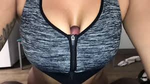 彼は彼女の新しいスポーツブラが大好き