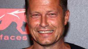 Finden sie hier traueranzeigen, todesanzeigen und beileidsbekundungen aus ihrer tageszeitung oder passende hilfe im trauerfall. So Suss Unterstutzt Til Schweiger Luna Bei Schlag Den Star Promiflash De