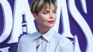 H charlize theron είπε αντίο στο bowl cut και απέκτησε ακόμη πιο κοντά μαλλιά. Eidhseis Me 8ema Charlize Theron Yupiii Gr