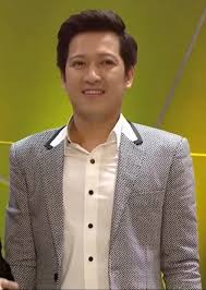 Thậm chí, ở giai đoạn đó, kim ngân còn mở một trung tâm âm nhạc mang tên mình với quy mô khá lớn. TrÆ°á»ng Giang Nghá»‡ SÄ© Wikipedia Tiáº¿ng Viá»‡t