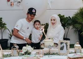 Biodata pelakon mia ahmad, isteri pemain bola sepak izham tarmizi. Mia Dapat Anak Perempuan