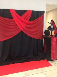 Red Black And Gold Backdrop Ideas Pin De Rachel Mcclure En Harlem Nights Theme Party Fiestas Tematicas De Casino Fiesta Tematica Hollywood Decoracion De Eventos