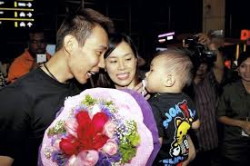 The pm called chong wei before his match, called chong wei after his match and stayed up all night just to watch his match. Lee Chong Wei Family Parents Wedding Wife Son Successstory