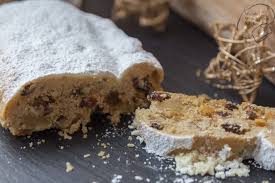 Mandelchriststollen Mit Marzipan Weihnachtlicher Christstollen Dresdner Stollen Stollen Mit Rosinen Gelagerter St Lebensmittel Essen Marzipan Dessert Ideen