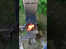 A rakètakàlyha (angolul rocket stove a sima, rocket mass heater a cserèpkàlyha, rocket water heater a bojler). Kertimedence Raketa Kalyha Youtube