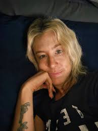 Feeling blah and shitty. Im not moving for the rest of the day 😴