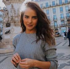 Dez meses depois de ter assinado pela sic, sara matos, de 27 anos, teve o primeiro frente a frente com cláudia vieira, de 38. Fas Criticam Sara Matos Por Publicacao Que Acreditam Ser Dirigida A Claudia Vieira Holofote