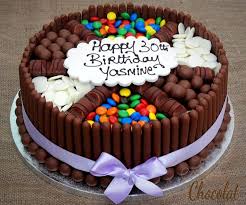 Comment Realiser Un Gateau D Anniversaire Chocolat Et Bonbons Faire Un Gateau D Anniversaire Gateau Anniversaire Chocolat Gateau Anniversaire Facile