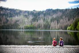 Čertovo jezero je druhým největším ledovcovým jezerem na území republiky a je samozřejmě opředeno mnoha pověstmi. Ledovcova Jezera Cerne A Certovo Jezero S Detmi Mklife Cz