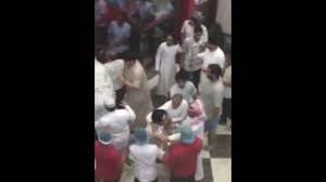 مضاربة بين سعوديين ويمنيه في السلي مطعم بيت الرومانسي الجزء 1 Youtube
