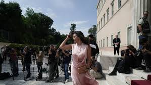 Οι ατελείωτες συζητήσεις εκείνων των συναντήσεων για το κρασί, αλλά και η αγάπη τους για το καλό κρασί, έδωσαν την ιδέα στο βαγγέλη και στην όλγα να δημιουργήσουν το οινοποιείο χατζηβαρύτη. Olga Kefalogiannh Minws Matsas Gamos Stis Spetses Radar Gr