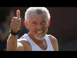 Radames Vega firma su foto en el Museo del Albergue Olímpico. Oro 42km 1978  JCC.