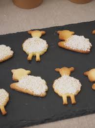 Petits Biscuits En Forme De Moutons Et D Agneaux Pour Une Sweet Table D Anniversaire Sur Le Theme Du Mouton Et De Biscuit En Forme Petits Biscuits Buffet Sucre