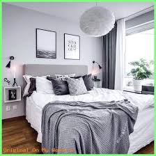 Damit das gesamtbild harmonisch erscheint, sollten sie die bettwäsche oder andere textilien im raum auf die in unserem beispiel: Schlafzimmer Deko Schlafzimmer In Grau Weiss Mit Kuschligen Decken Und Bildern Uber Dem Bett Wohnen Zimmer Einrichten Schlafzimmer Gestalten
