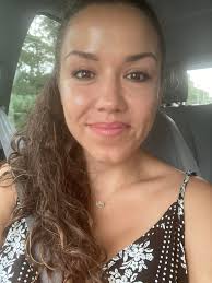 Hi! My name is Jenny, I live in southwest Florida! I'm 45 years old. I have  3 daughters & happily married for 24 years! 💗