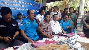 Bahkan nggak heran kalau ada orang yang belum mengerti caranya. Pelaku Kasus Pabrik Pil Pcc Tasikmalaya Ditangkap Saat Mampir Di Warung Makan Mang Engking Kebumen Tribun Jateng