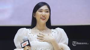 4 fakta seputar trauma isyana sarasvati, disembuhkan lexicon. Mengenal Lebih Dekat Isyana Sarasvati Lewat Album Lexicon Tribunnews Com Mobile