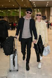 Hollywood'un güzel yıldızlarından kate bosworth, sekiz yıldır evli olduğu michael polish ile yollarını ayırmaya karar verdiklerini sosyal medya paylaşımıyla duyurdu. Kate Bosworth Holds Hands With Her Husband Michael Polish During Paris Fashion Week Daily Mail Online