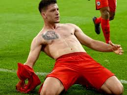 Was einst per postkarte und feierlicher ziehung im studio vonstatten ging, wird heute zeitgemäß per web app erledigt. Eintracht Frankfurt Luka Jovic Schiesst Tor Des Monats April Eintracht Frankfurt