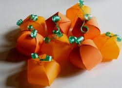 Buat lingkaran lagi yang berukuran setengah dari lingkaran tersebut tapi masih dalam lingkaran besar tadi 4. Bagaimana Membuat Labu Dari Kertas